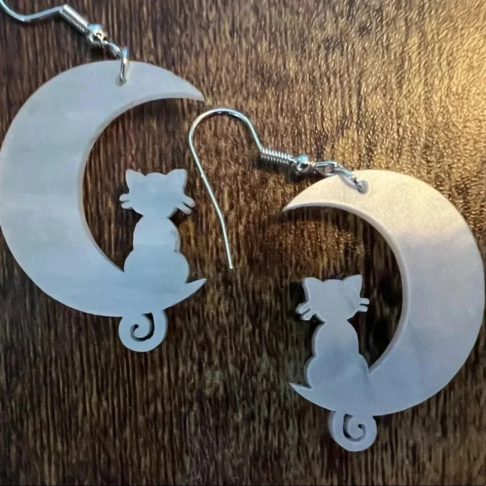 1 pair of Halloween earrings, black cat sitting on a white half moon - Picture 4 of 5